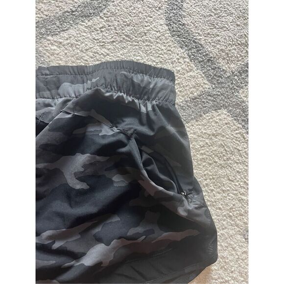 Athleta Printed Mesh Racer Run Shorts 4” Size XS - Picture 7 of 7